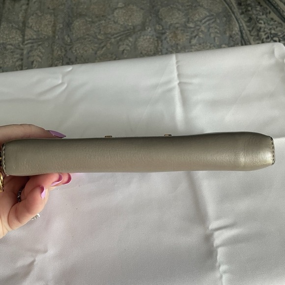 Marc By Marc Jacobs Tan Beige Zippered Long Wallet Pebbled Leather Gold Plate - Picture 7 of 13